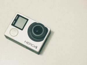 GoPro Hero4 Kamera auf weißer Fläche, ideal für Technik- und Fotografieartikel rund um Actioncams