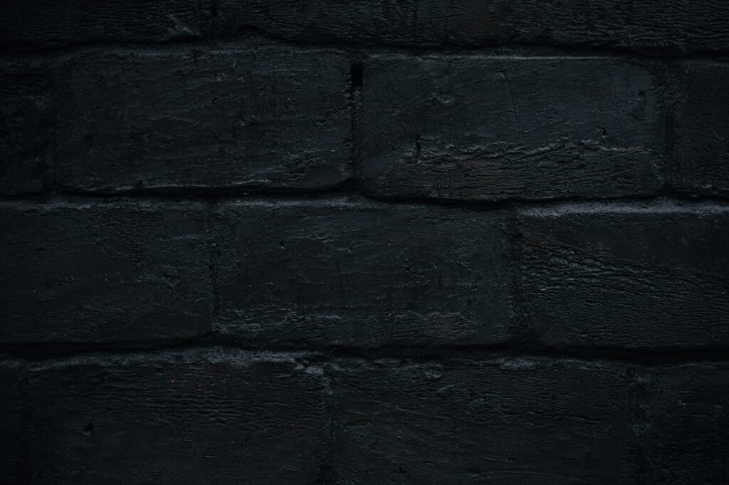 Detaillierte Aufnahme einer strukturierten grauen Steinwand aus verschiedenen Steinblöcken in gleichmäßiger Anordnung