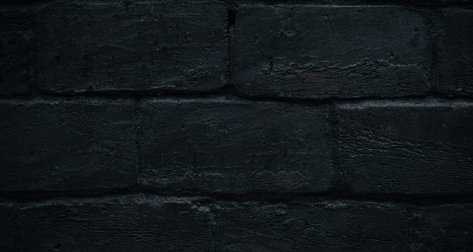 Detaillierte Aufnahme einer strukturierten grauen Steinwand aus verschiedenen Steinblöcken in gleichmäßiger Anordnung