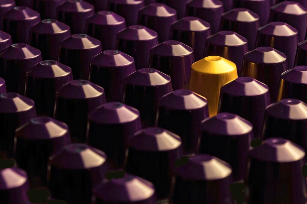 Nahaufnahme vieler lila und gelber Patronenkappen, die in großer Menge angeordnet sind