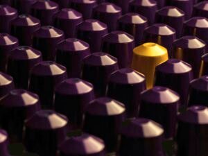 Große Ansammlung von lilafarbenen und gelben Patronenkappen, eng aneinandergereiht mit klarem Fokus auf Struktur.