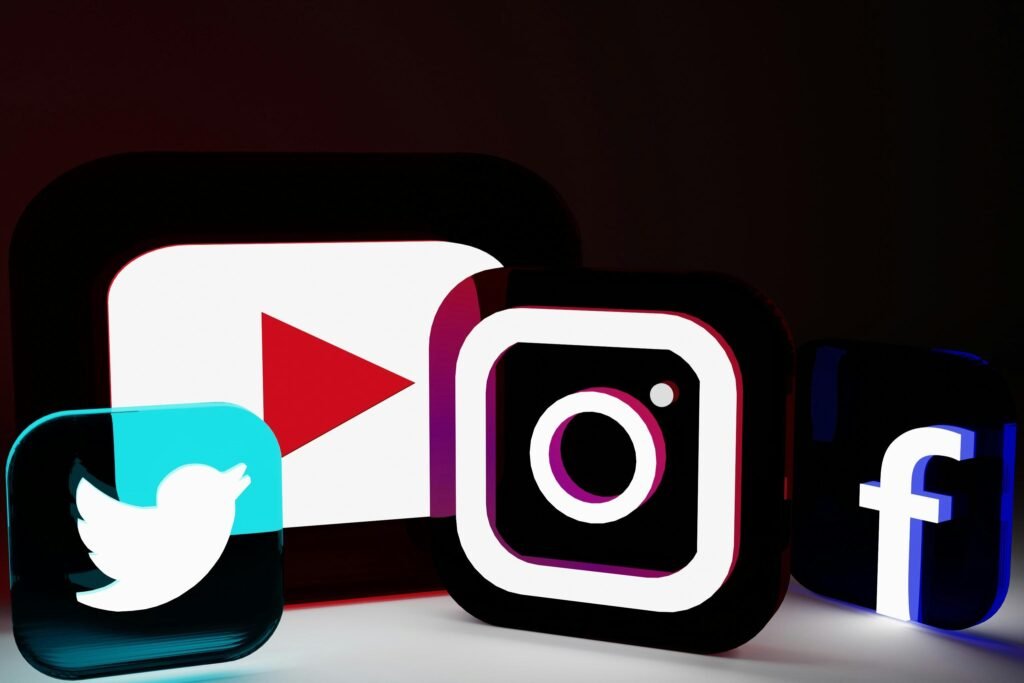 Verschiedene Social Media Logos verschiedener Plattformen nebeneinander, fotografiert von Aman Pal