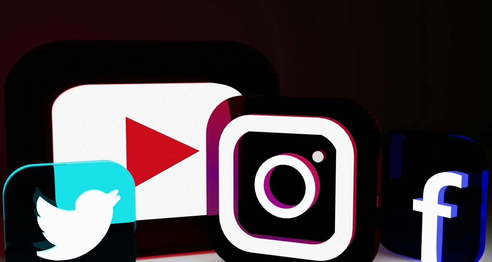 Verschiedene Social Media Logos verschiedener Plattformen nebeneinander, fotografiert von Aman Pal
