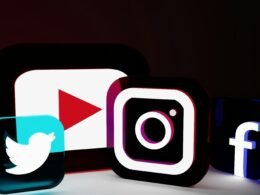 Verschiedene Social Media Logos verschiedener Plattformen nebeneinander, fotografiert von Aman Pal