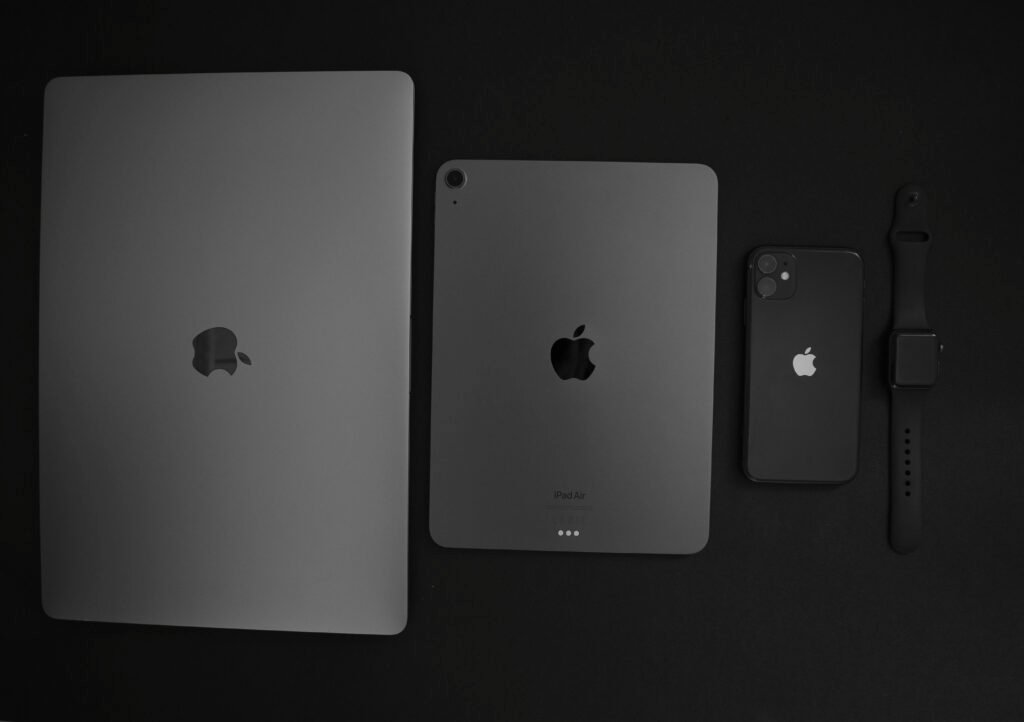 Verschiedene moderne Smartphones nebeneinander, die aktuelle Designs und Techniktrends im Vergleich zeigen.