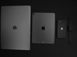 Verschiedene moderne Smartphones liegen nebeneinander auf einer Tischoberfläche und verdeutlichen die Vielfalt mobiler Endgeräte.