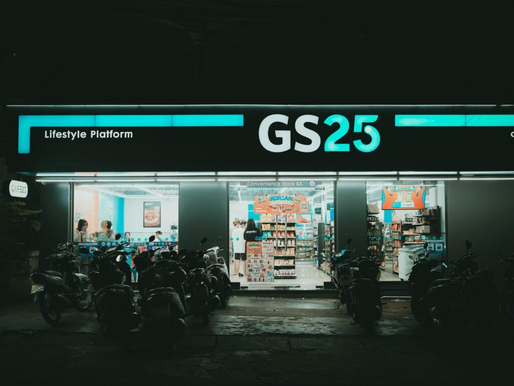 Mehrere Motorräder sind vor einem Laden geparkt, im Vordergrund mit geschäftigem Straßenszene