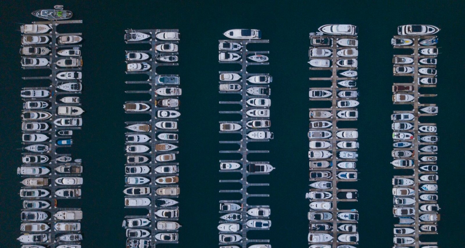 Mehrere schwarze und weiße Boxen arrangiert in einem stilvollen, minimalistischen Muster auf neutralem Hintergrund.