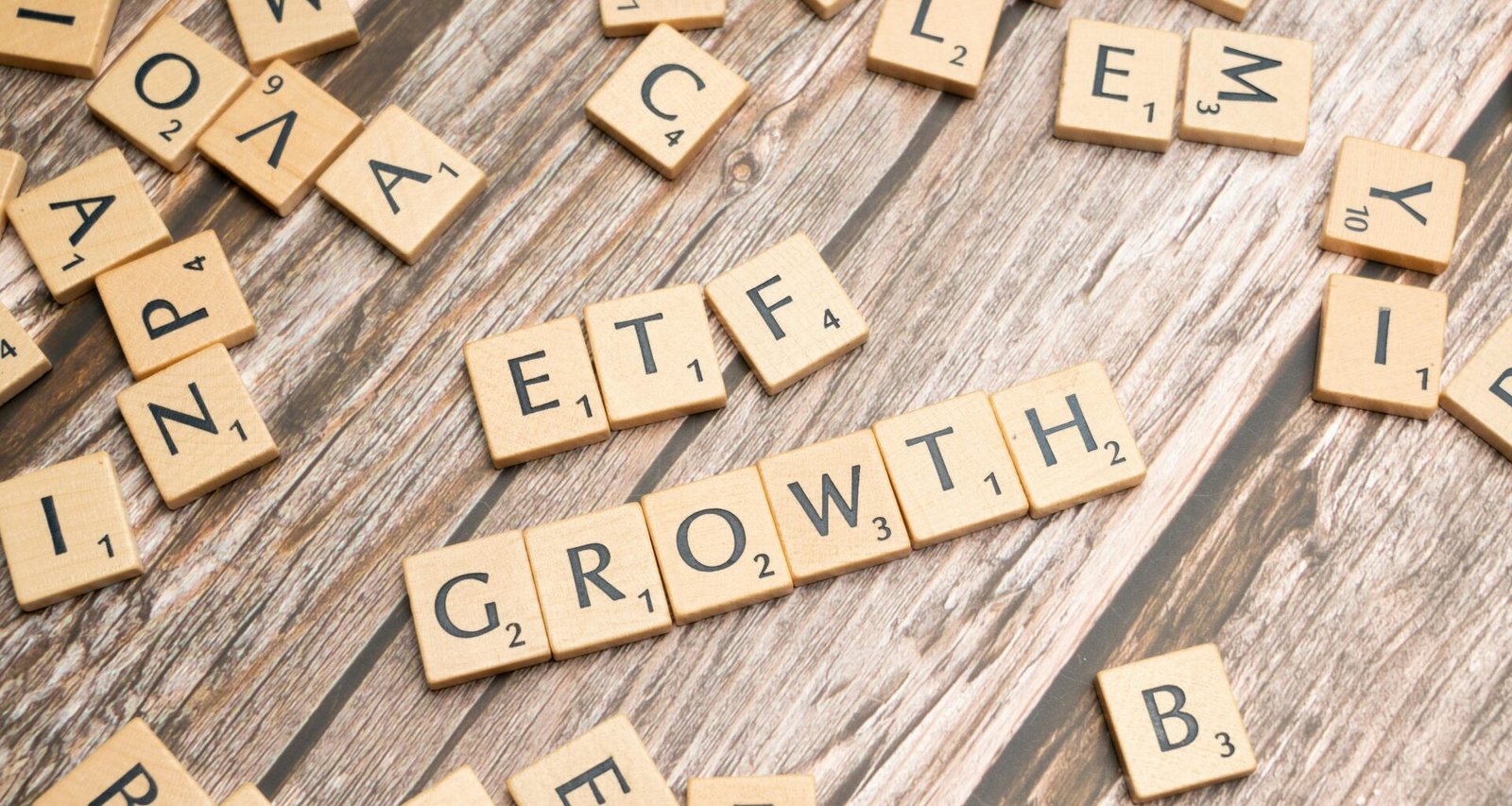 Scrabble-Buchstaben bilden das Wort Wachstum – Symbolbild für Entwicklung und Erfolg im digitalen Marketing