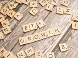 Scrabble-Buchstaben bilden das Wort Wachstum – Symbolbild für Entwicklung und Erfolg im digitalen Marketing