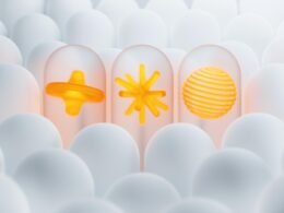 Mehrere weiße Eier mit gelben Mustern liegen arrangiert auf einem neutralen Hintergrund. Perfekt für Kreativ- oder Osterthemen.