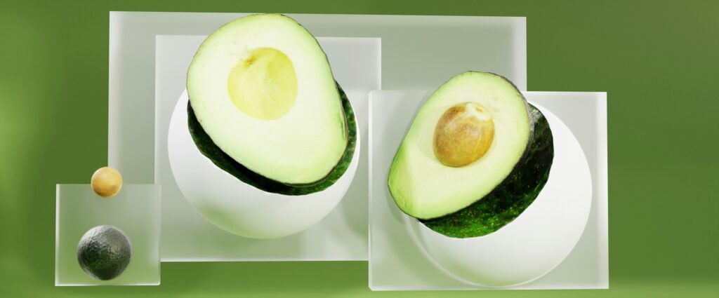 Eine reife Avocado wurde der Länge nach halbiert und auf einem weißen Teller platziert, Kern sichtbar.