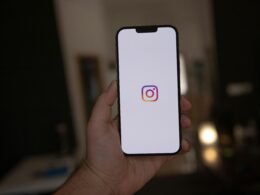 Eine Hand hält ein weißes Smartphone, geeignet für Themen rund um mobile Geräte, Technik und digitale Kommunikation.