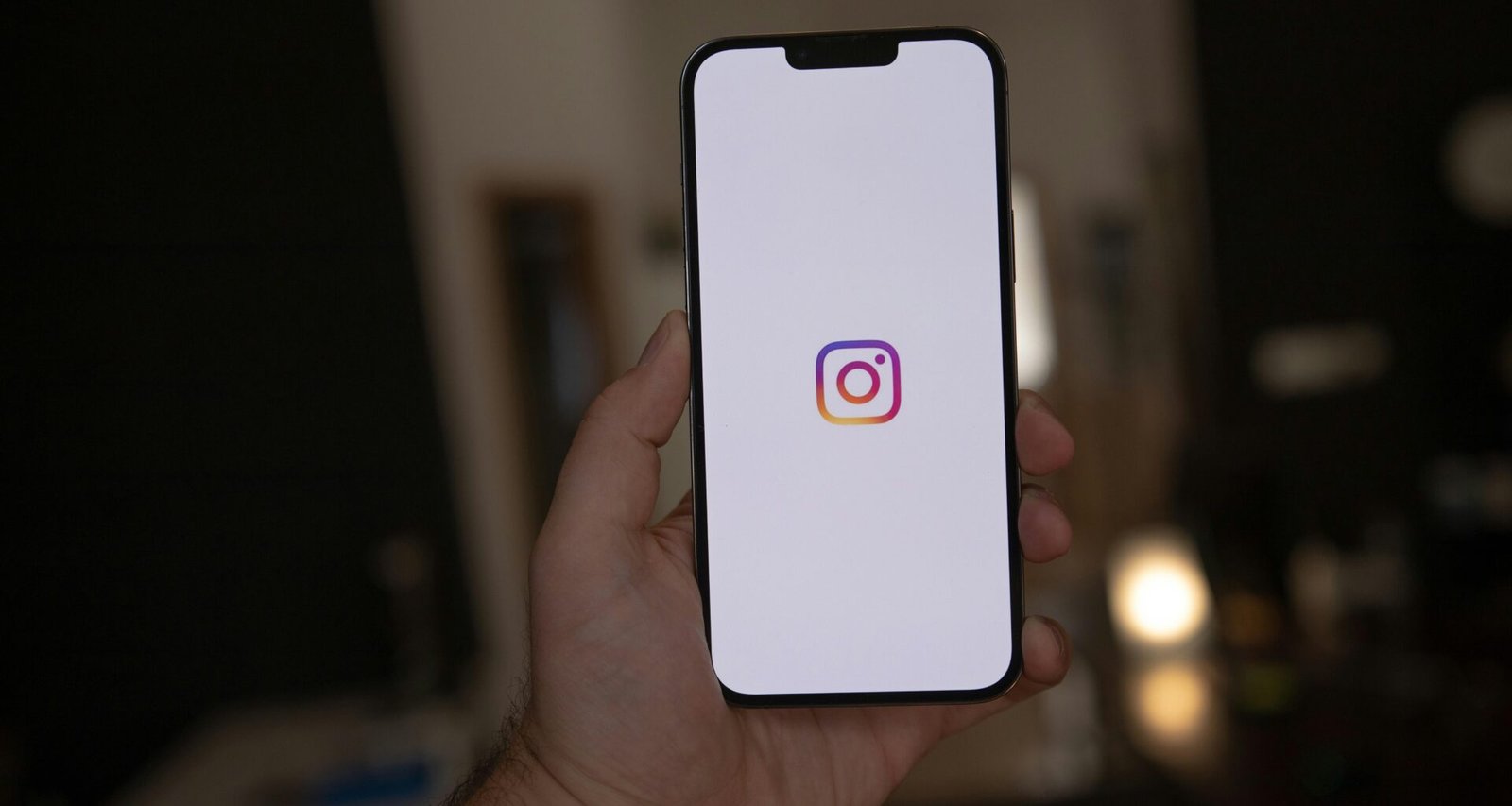 Nahaufnahme einer Hand mit einem weißen Smartphone, ideal zur Darstellung moderner mobiler Technologie in einem Artikelbild