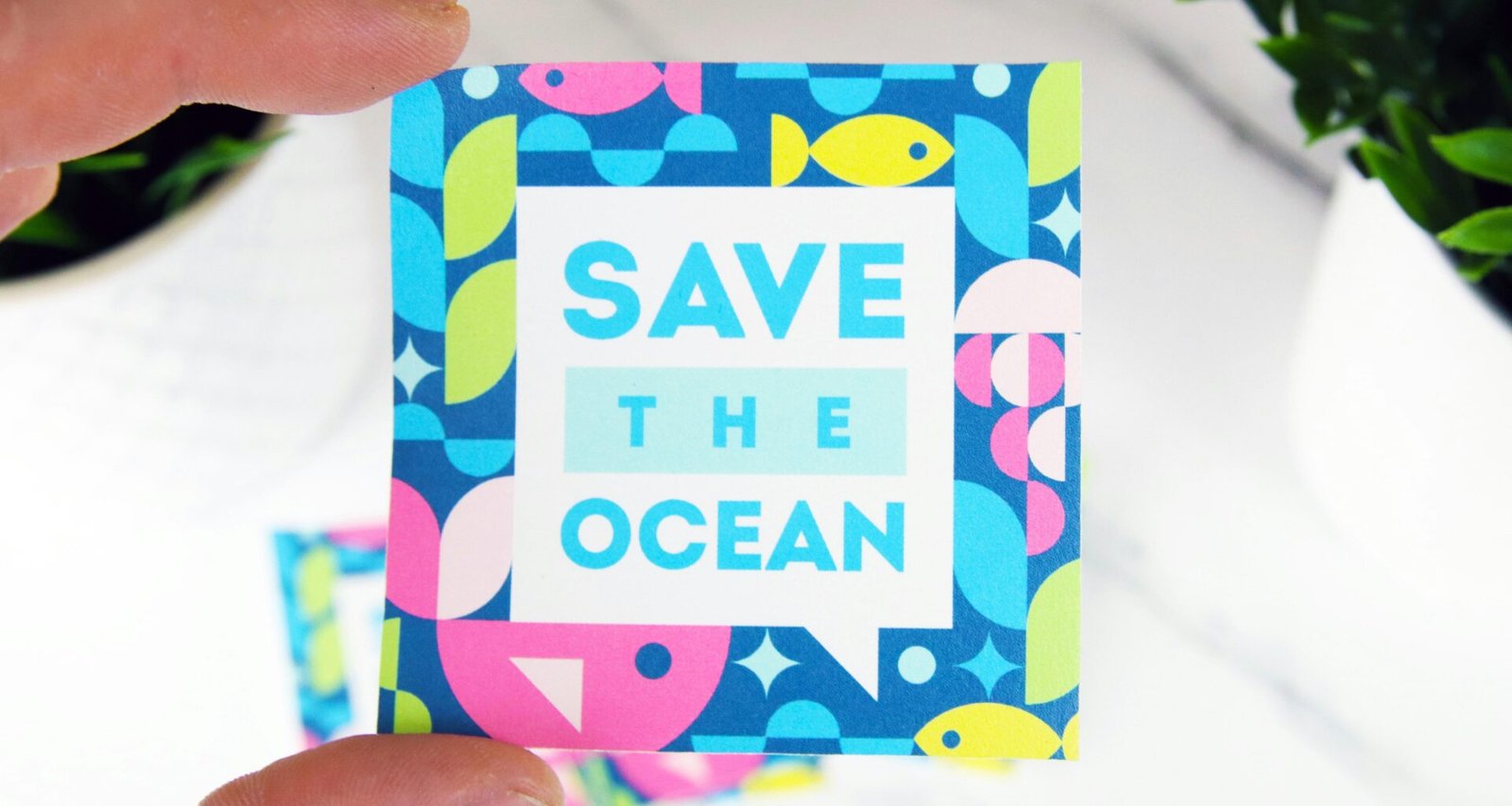 Nahaufnahme einer Hand, die eine Karte hält, passend zu Themen wie Identifikation und digitale Technologien.