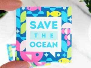 Nahaufnahme einer Hand, die eine Karte hält, passend zu Themen wie Identifikation und digitale Technologien.