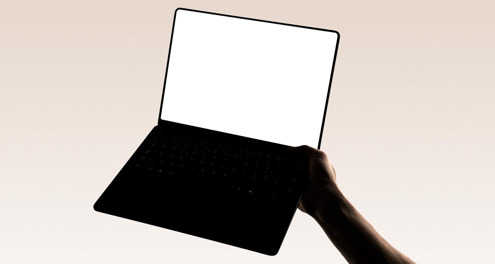 Nahaufnahme einer Hand, die ein aufgeklapptes Laptop hält – Fokus auf Technologie im Alltag.