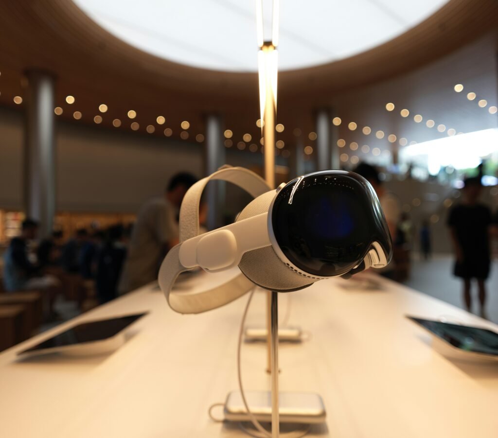 Eine moderne Kamera steht auf einem weißen Tisch, ideal für Artikel zu Fotografie oder digitaler Technik.