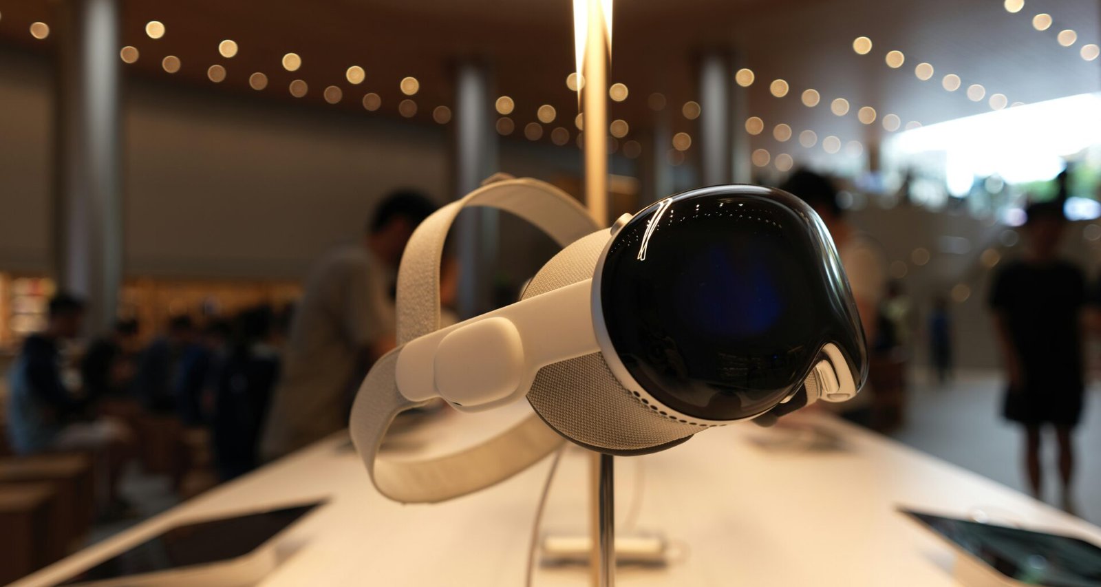 Eine moderne Kamera steht auf einem weißen Tisch, ideal für Artikel zu Fotografie oder digitaler Technik.