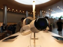 Eine moderne Kamera steht auf einem weißen Tisch, ideal für Artikel zu Fotografie oder digitaler Technik.