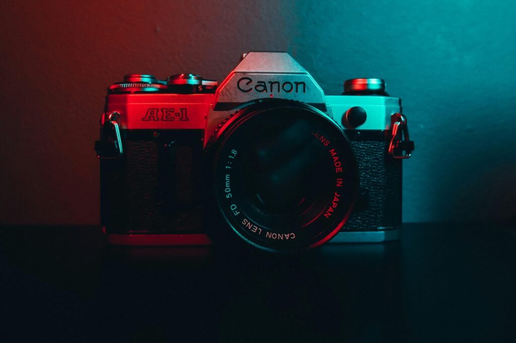 Kamera auf einem Tisch neben einer Wand, fotografiert für Technik- und Online-Marketing-Inhalte