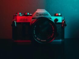 Kamera auf einem Tisch neben einer Wand, fotografiert für Technik- und Online-Marketing-Inhalte