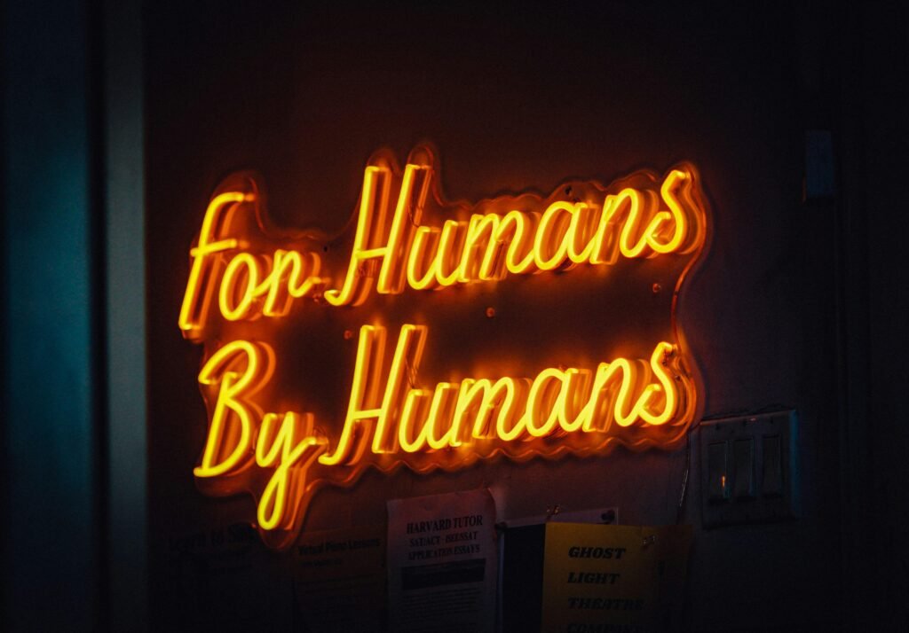 Eine beleuchtete Ladenfront bei Nacht mit Glasfassade und Auslagen in einer urbanen Umgebung