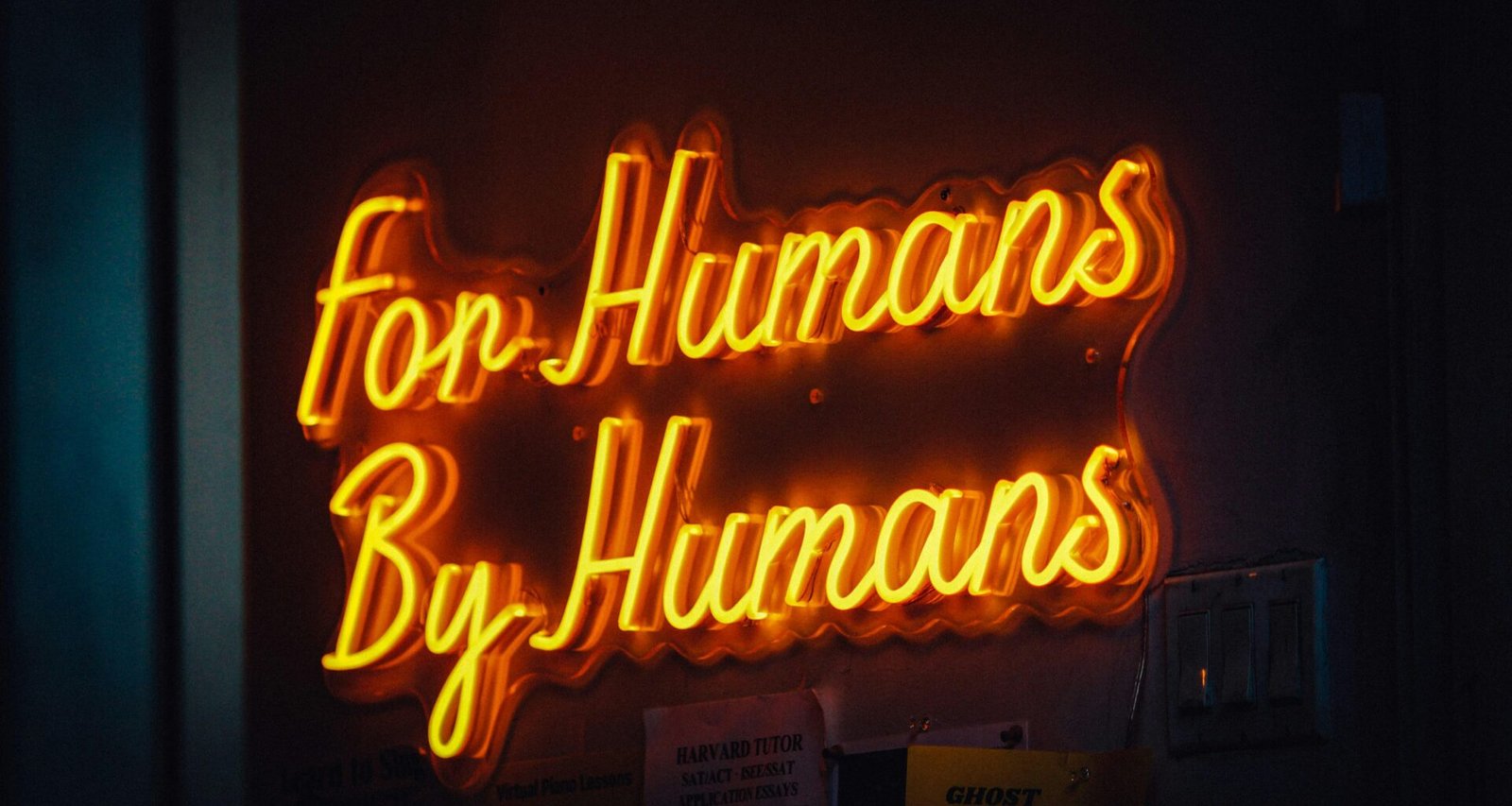 Eine beleuchtete Ladenfront bei Nacht mit Glasfassade und Auslagen in einer urbanen Umgebung