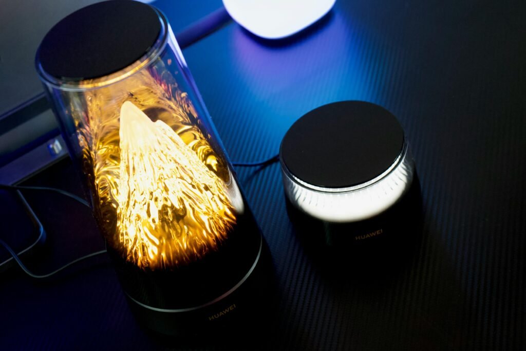 Glühende dekorative Lampe mit kleinerer Lichtquelle daneben, passend als modernes Einrichtungselement