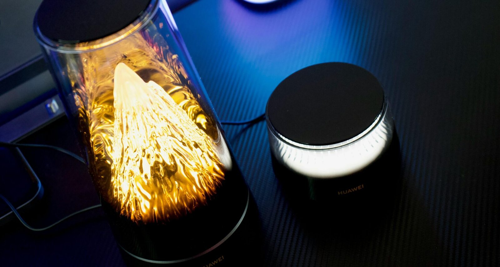 Glühende dekorative Lampe mit kleinerer Lichtquelle daneben, passend als modernes Einrichtungselement