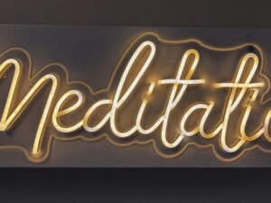Leuchtendes Neon-Schild mit dem Wort Meditation in urbanem Stil auf dunklem Hintergrund