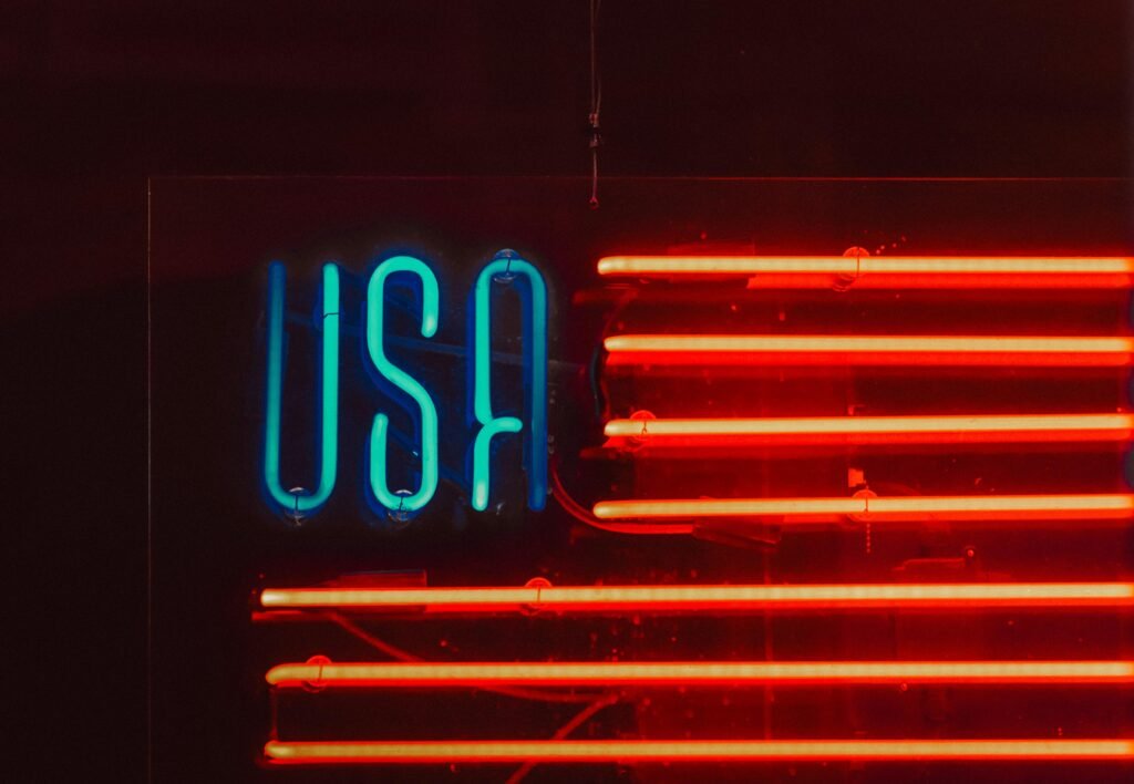 Neonschild mit dem Schriftzug USA, leuchtend in dunkler Umgebung, Symbol für amerikanische Moderne