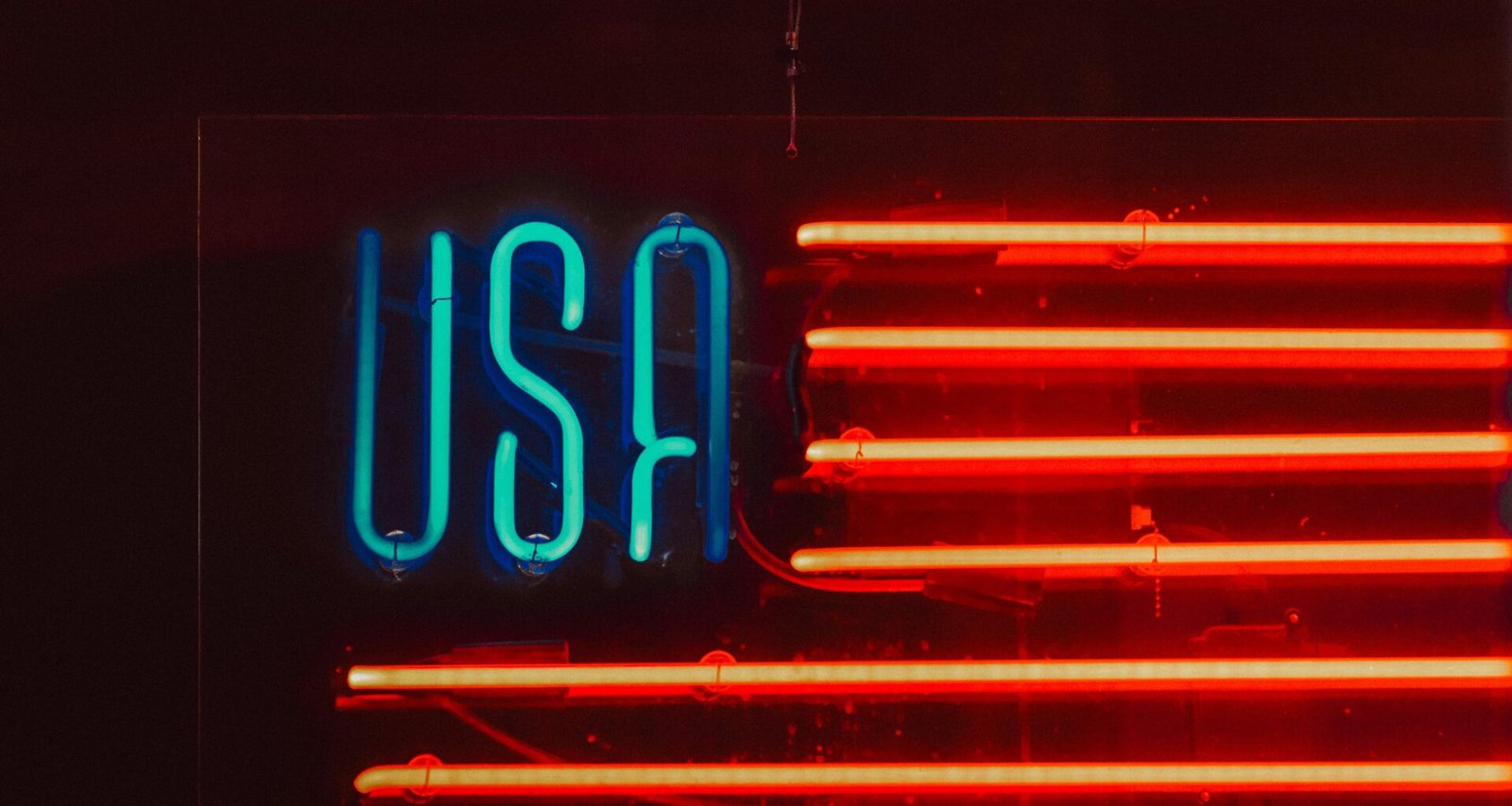 Neonschild mit dem Schriftzug USA, leuchtend in dunkler Umgebung, Symbol für amerikanische Moderne