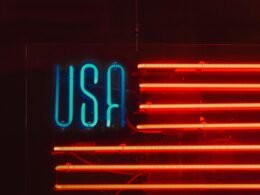 Neonschild mit dem Schriftzug USA, leuchtend in dunkler Umgebung, Symbol für amerikanische Moderne