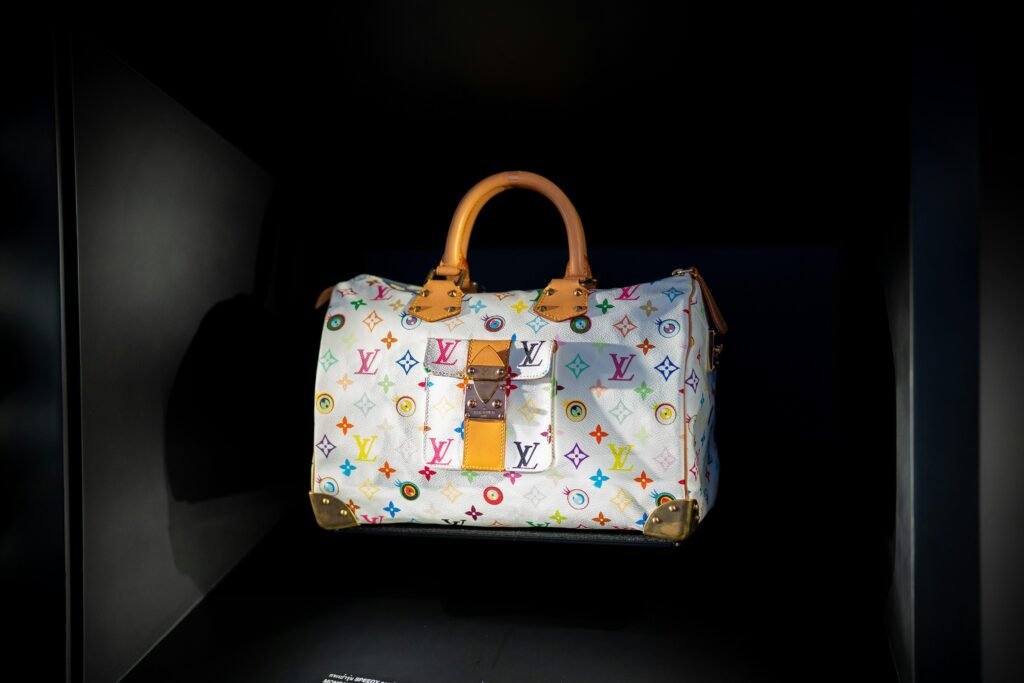 Louis Vuitton Handtasche aus nächster Nähe, ausgestellt auf einem Regal in einem eleganten Shop mit passender Beleuchtung