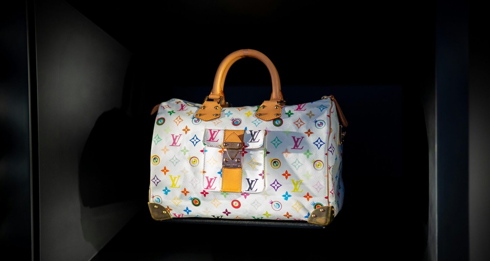 Louis Vuitton Handtasche aus nächster Nähe, ausgestellt auf einem Regal in einem eleganten Shop mit passender Beleuchtung