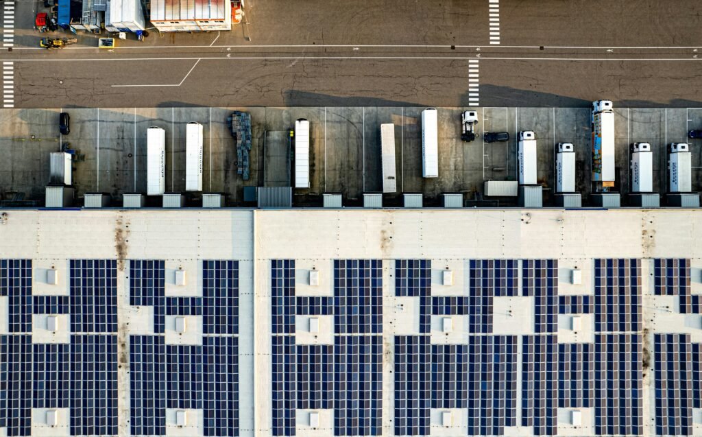 Luftaufnahme eines großen Parkplatzes mit vielen installierten Solarpanelen auf den Überdachungen der Stellplätze