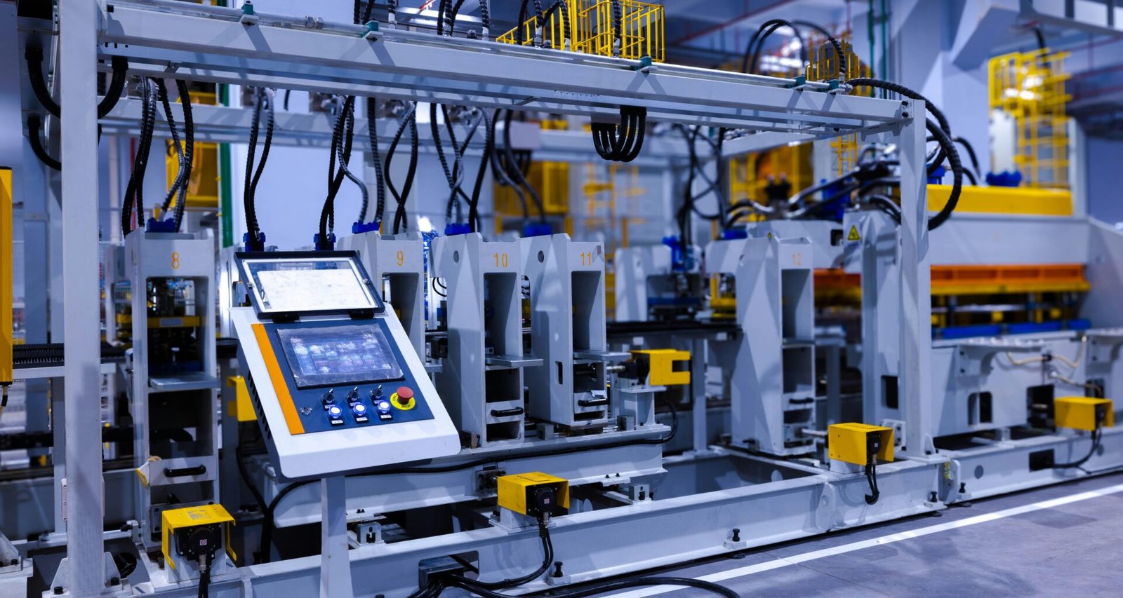 Eine moderne Maschine steht im Inneren eines Gebäudes. Die Aufnahme zeigt Technik und Details im Innenraum.