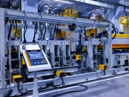 Eine moderne Maschine steht im Inneren eines Gebäudes. Die Aufnahme zeigt Technik und Details im Innenraum.