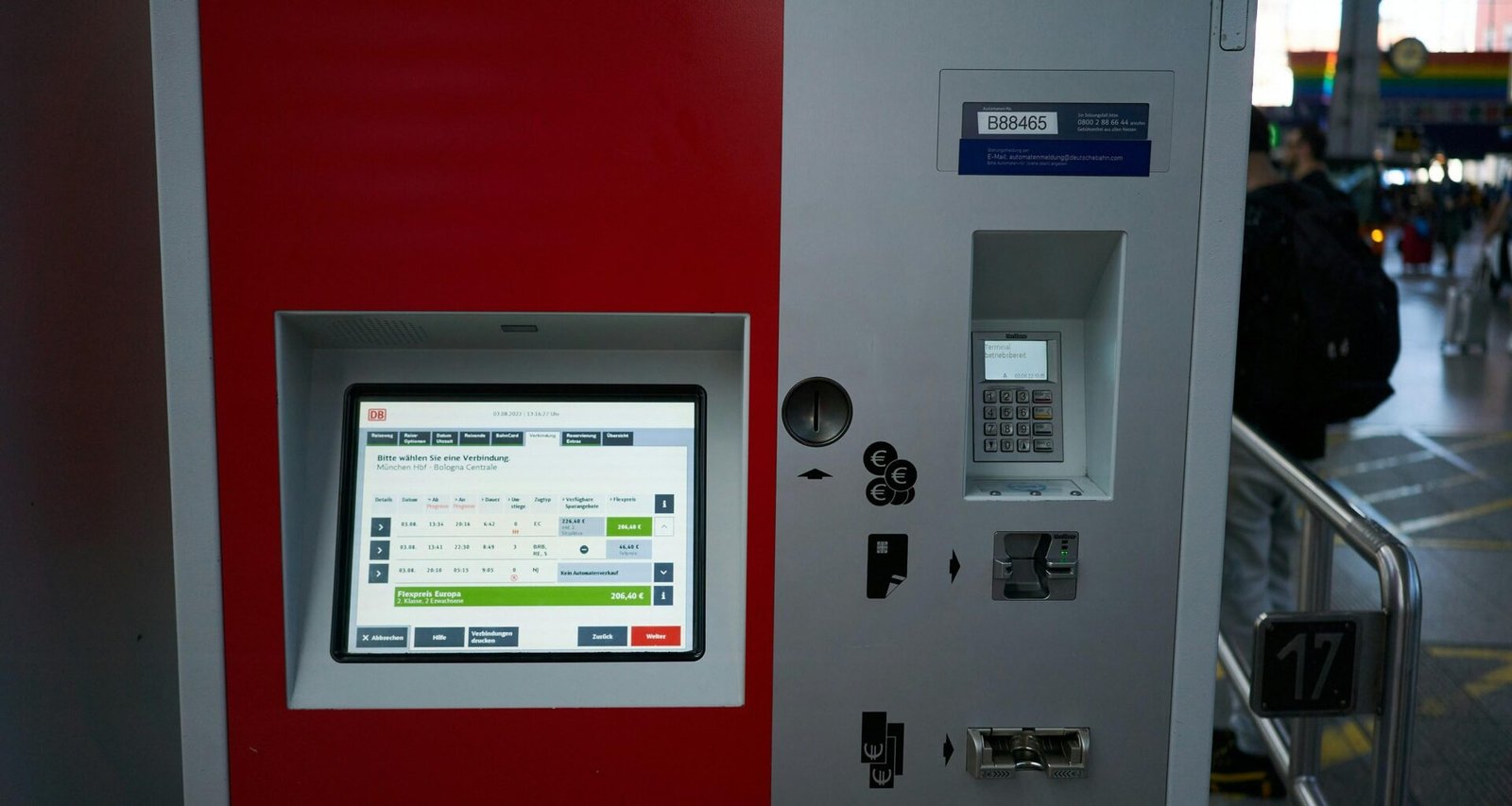 Eine detailreiche Maschine mit digitalem Bildschirm, typisches Beispiel moderner Technologie im industriellen Einsatz