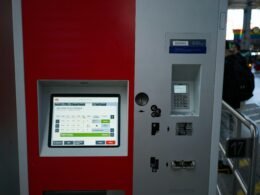 Eine detailreiche Maschine mit digitalem Bildschirm, typisches Beispiel moderner Technologie im industriellen Einsatz