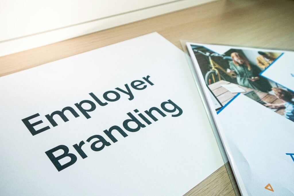 Eine Mitarbeiter Branding Broschüre liegt aufgeklappt auf einem Tisch und informiert über Unternehmenswerte.