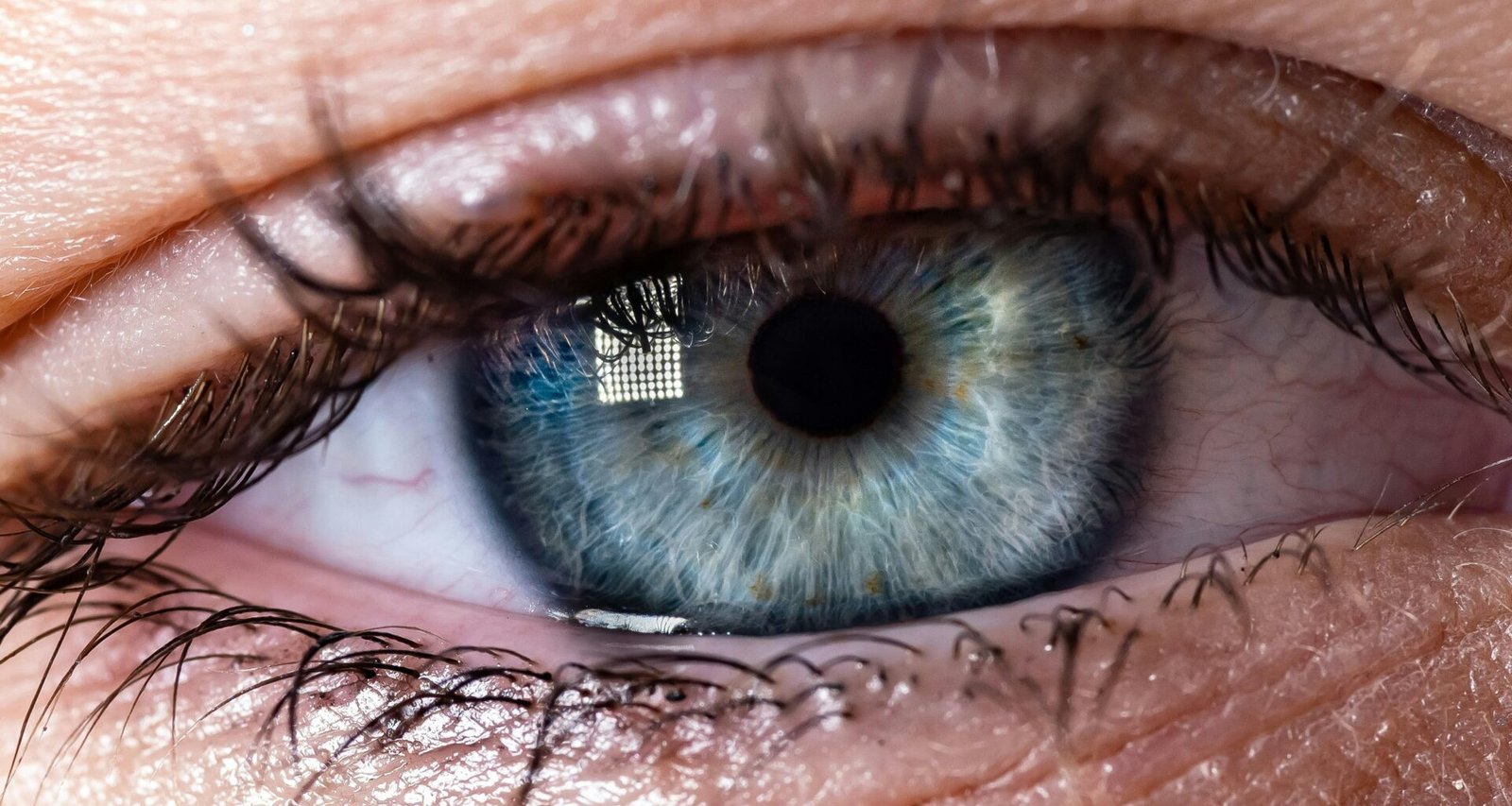 Nahaufnahme eines blauen Auges mit sichtbaren Details der Iris, passend für Artikel über Technologie oder Online-Marketing