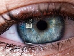 Nahaufnahme eines blauen Auges mit sichtbaren Details der Iris, passend für Artikel über Technologie oder Online-Marketing