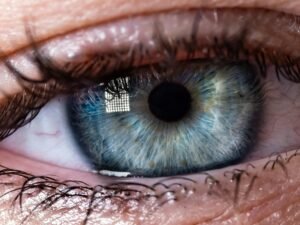 Nahaufnahme eines blauen Auges mit sichtbaren Details der Iris, passend für Artikel über Technologie oder Online-Marketing