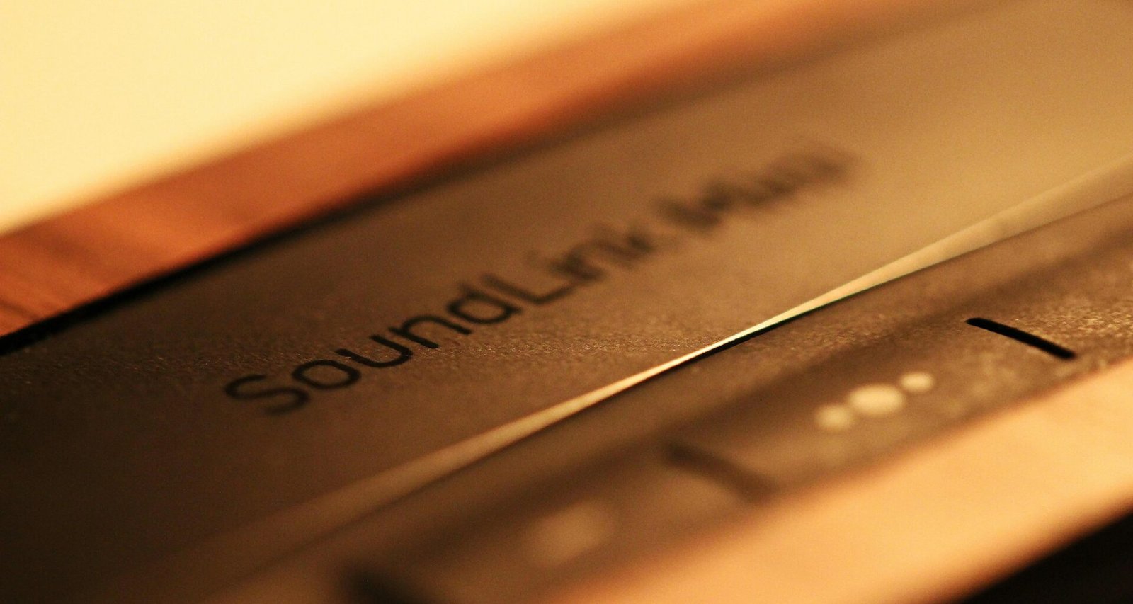 Nahaufnahme einer Gewürzmühle auf einem Tisch mit klar sichtbaren Details der Mühle und Holzoberfläche