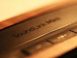 Nahaufnahme einer Gewürzmühle auf einem Tisch mit klar sichtbaren Details der Mühle und Holzoberfläche