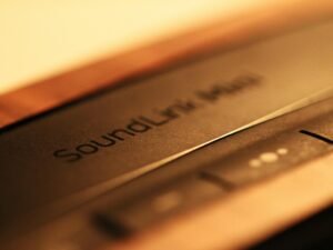 Nahaufnahme einer Gewürzmühle auf einem Tisch mit klar sichtbaren Details der Mühle und Holzoberfläche