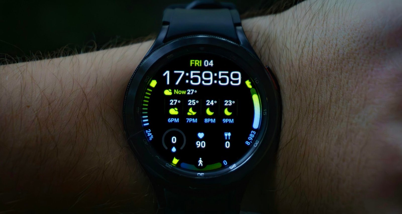 Nahaufnahme eines Handgelenks mit klassischer Armbanduhr, die von einer Person getragen wird