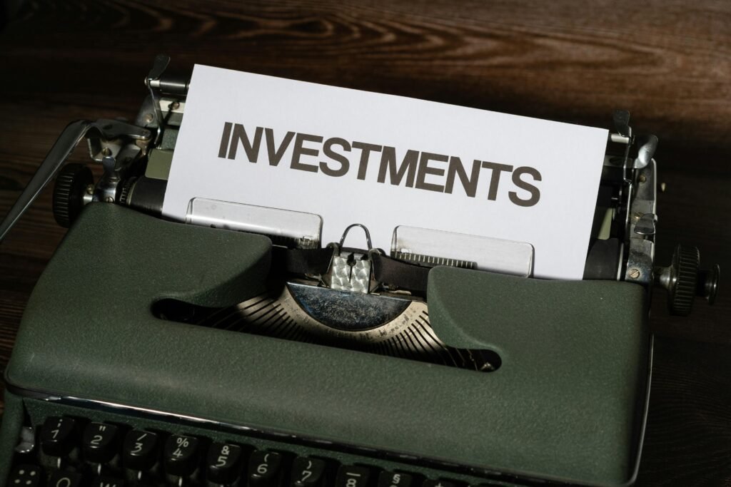 Nahaufnahme einer Schreibmaschine mit Papier, auf dem Investments steht – Thema Finanzierungen und Technologie im digitalen Zeitalter